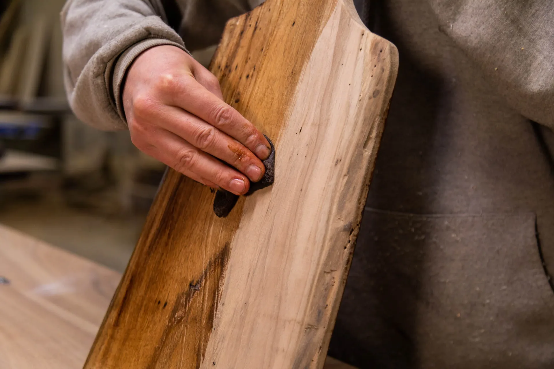 Cómo curar una tabla de madera para asados: guía paso a paso