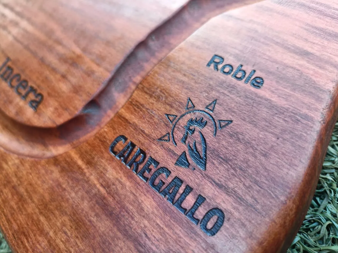 Regalos para el asador: tablas y pecheras personalizadas (guía 2026)